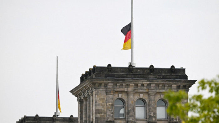 Nemački parlament spušta zastave na pola koplja posle napada na Prajd u Berlinu