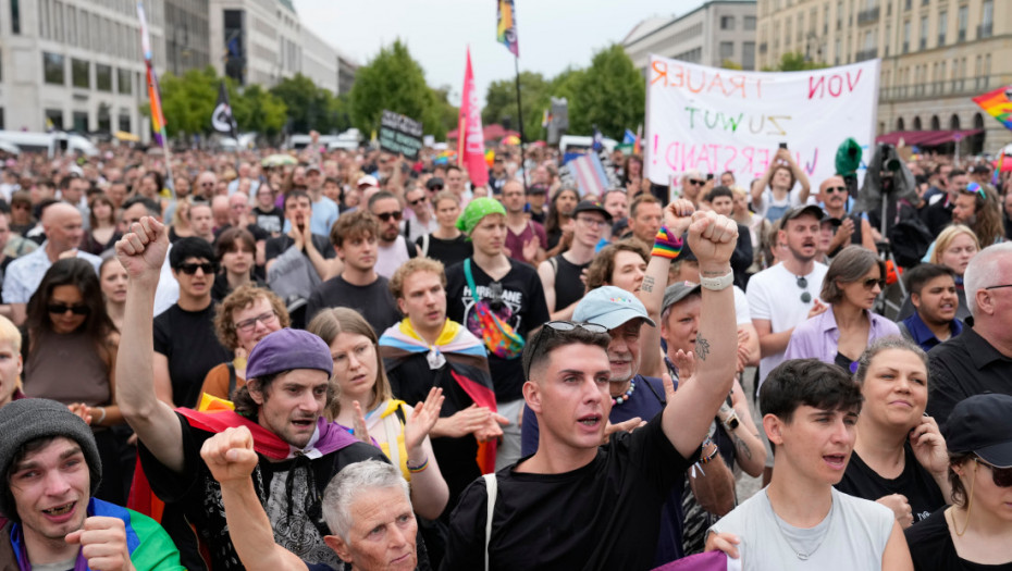 "Od tuge preko besa, do otpora": Hiljade ljudi u Berlinu odaju počast žrtvama napada na Prajd