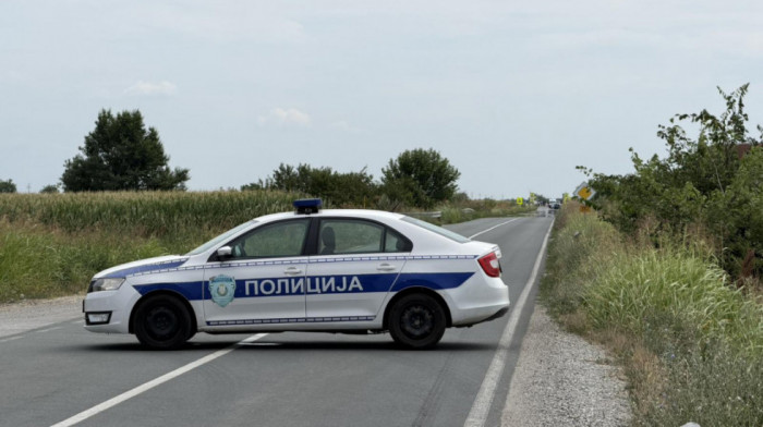 Teška nesreća kod Odžaka: Voz udario u automobil na pružnom prelazu, poginuli majka i dvogodišnji sin
