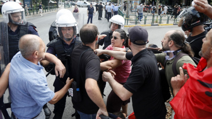 Incidenti u Tirani: Protest ispred albanskog parlamenta završen privođenjem više učesnika