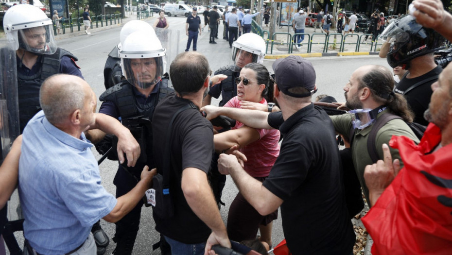 Incidenti u Tirani: Protest ispred albanskog parlamenta završen privođenjem više učesnika