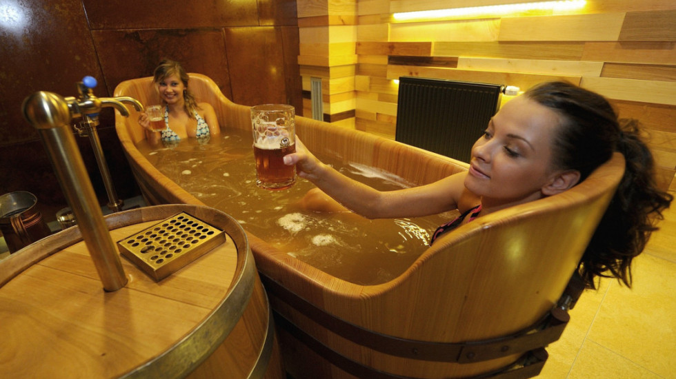 Neobični trendovi u velnes turizmu: Od joge sa kozama do kupanja u pivu