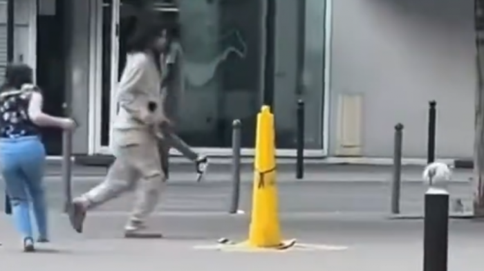 Objavljen snimak napada u Parizu: Napadač imao dva noža i uzvikivao "Alah mi je naredio" (UZNEMIRUJUĆI VIDEO)