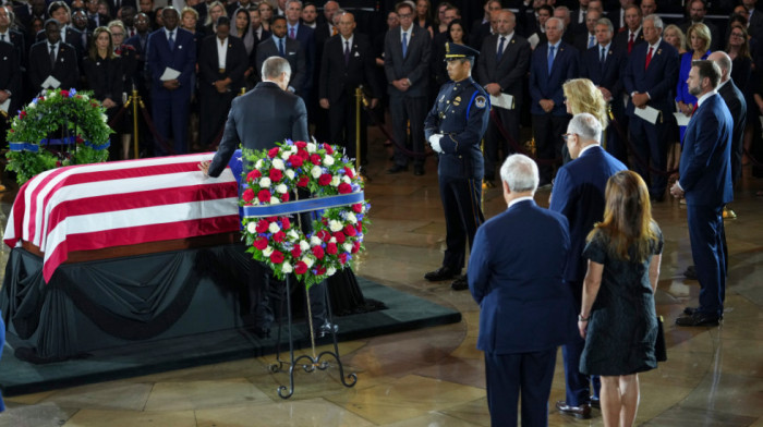 Počast pokojnom senatoru Lindziju Grejemu počela ceremonijom u Kapitolu (FOTO)