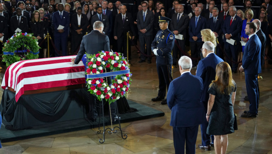Počast pokojnom senatoru Lindziju Grejemu počela ceremonijom u Kapitolu (FOTO)
