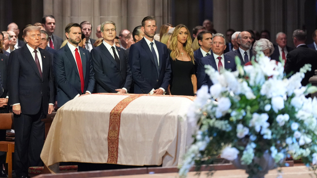 Tramp na sahrani Grejema izgledao kao da se bori da ostane budan: Snimci iz katedrale pokrenuli polemiku na mrežama