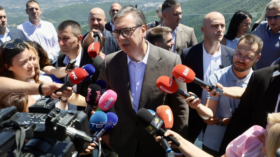 Vučić: Svakog dana po istraživanjima pada rejting blokaderima dok SNS napreduje