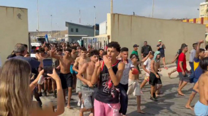 Na hiljade migranata preplivalo granicu i ušlo u špansku Seutu: Video-snimci pokazuju razmere krize