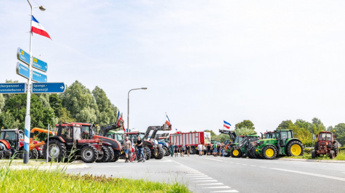 Holandski poljoprivrednici traktorima blokirali autoput: Protest zbog mera za smanjenje emisija azota