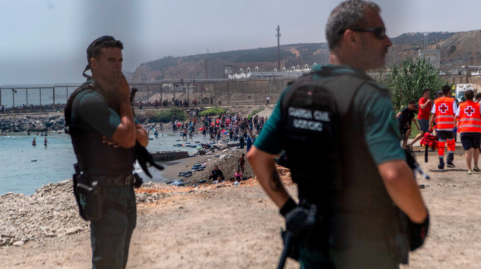 Madrid šalje 60 vojnika da pomognu policiji u Seuti nakon masovnog prelaska migranata