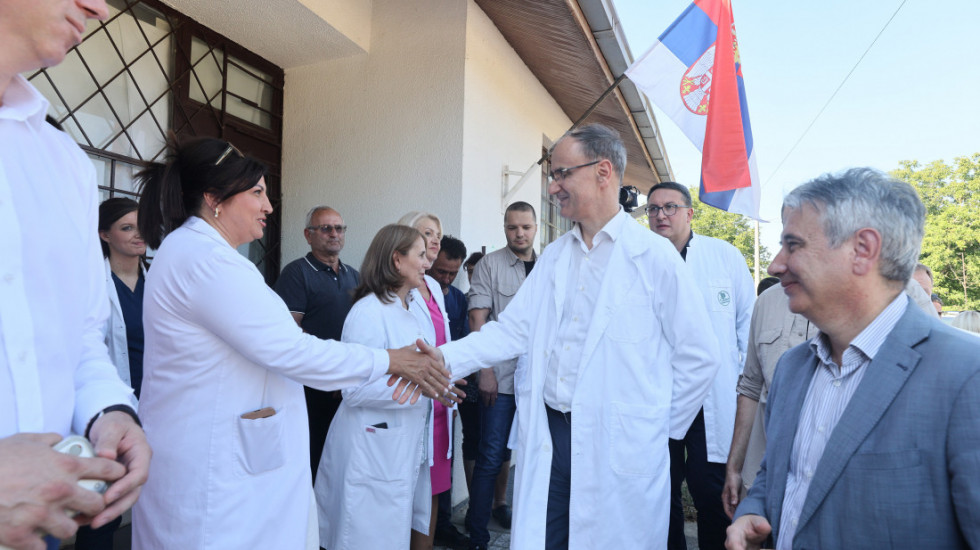 Macut u Rataju kod Vranja obišao rekonstruisanu ambulantu i novi put