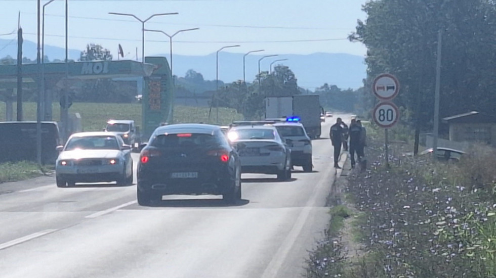 Težak sudar na Ibarskoj magistrali: Delovi automobila svuda po putu, dva vozila u kanalu