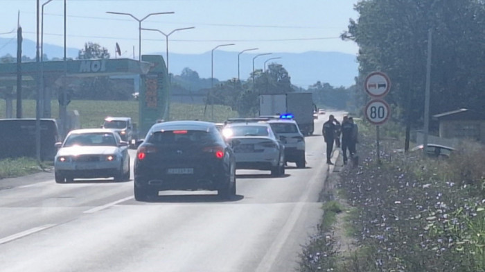 Težak sudar na Ibarskoj magistrali: Delovi automobila svuda po putu, dva vozila u kanalu