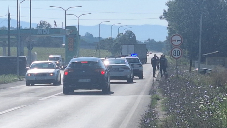 Težak sudar na Ibarskoj magistrali: Delovi automobila svuda po putu, dva vozila u kanalu