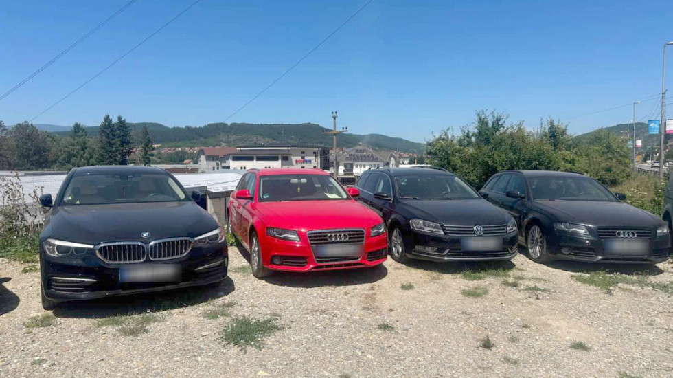 Velika akcija policije u Novom Pazaru: Uhapšene četiri osobe, zaplenjena 52 automobila