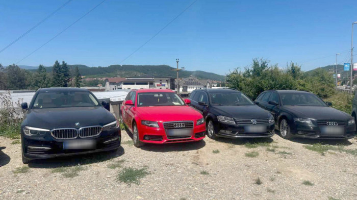 Velika akcija policije u Novom Pazaru: Uhapšene četiri osobe, zaplenjena 52 automobila