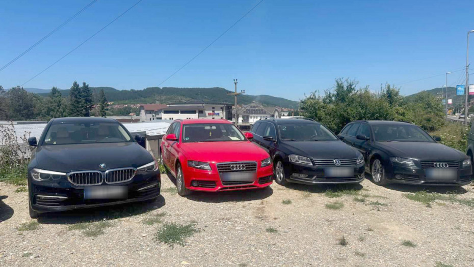 Velika akcija policije u Novom Pazaru: Uhapšene četiri osobe, zaplenjena 52 automobila