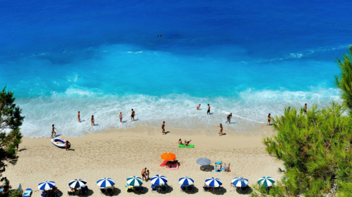 Grčka pooštrila kontrole na plažama: Dronovi otkrivaju nelegalne ležaljke, kazne i do 73.000 evra