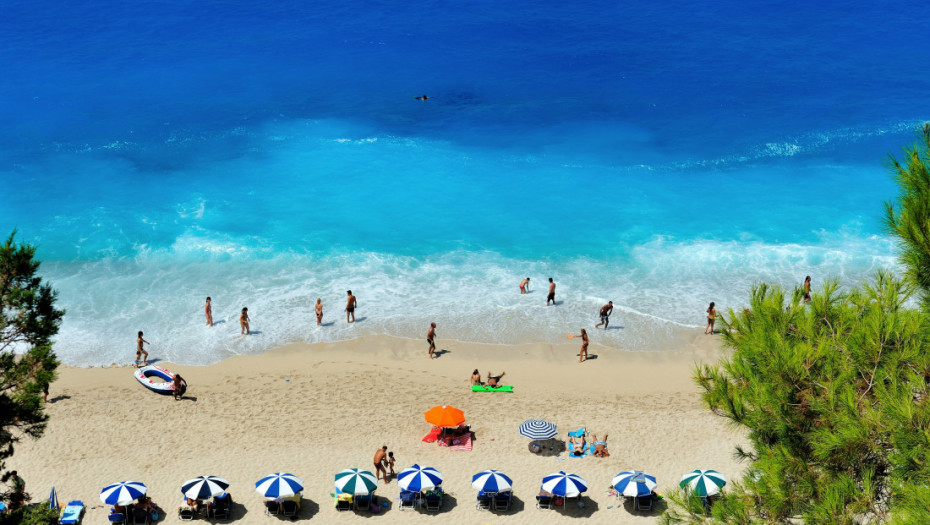Grčka pooštrila kontrole na plažama: Dronovi otkrivaju nelegalne ležaljke, kazne i do 73.000 evra