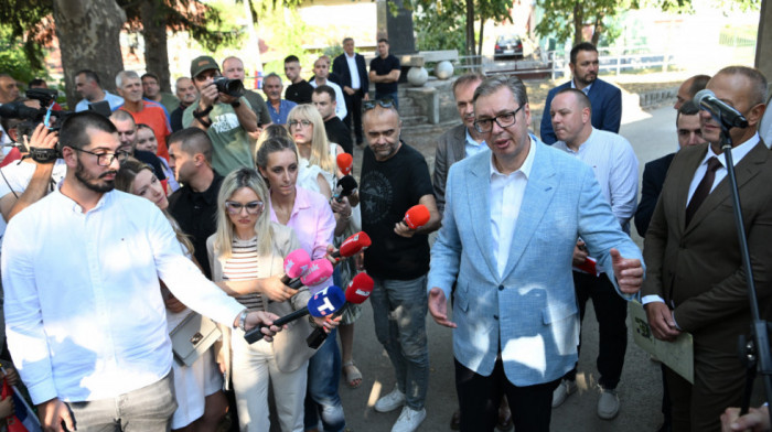 Vučić u poseti selu Vasilj kod Knjaževca, obilazi mobilnu ambulantu