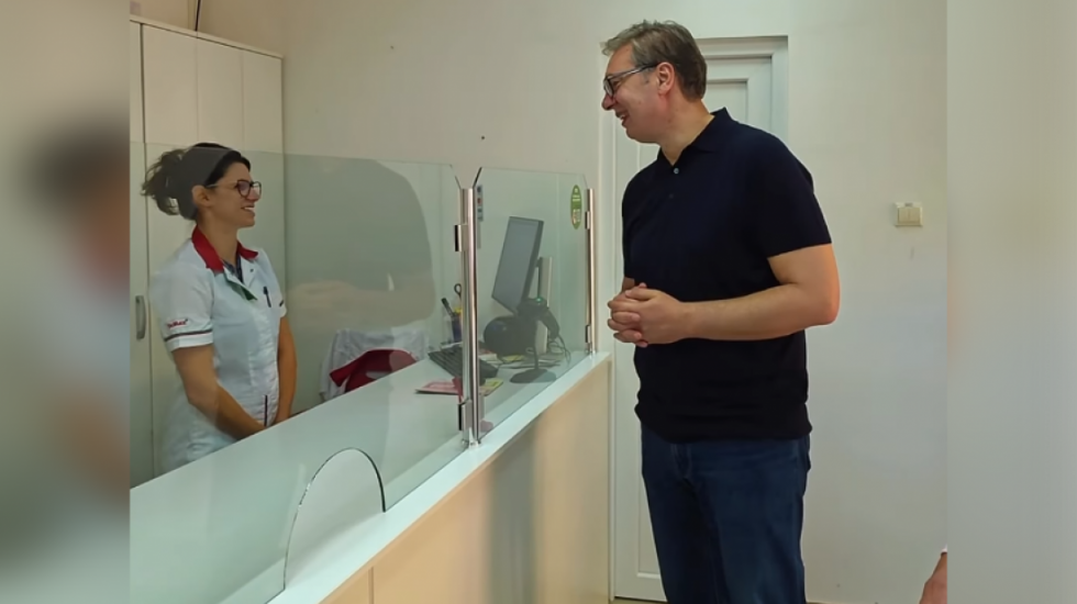 Vučić obišao apoteku u Kalni: Proveravao primenu novih, nižih cena lekova