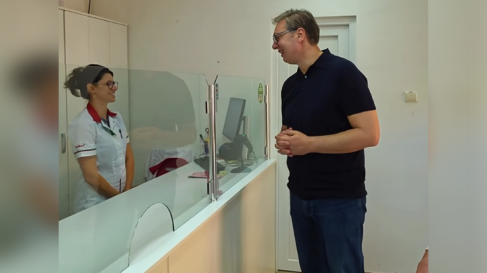 Vučić obišao apoteku u Kalni: Proveravao primenu novih, nižih cena lekova