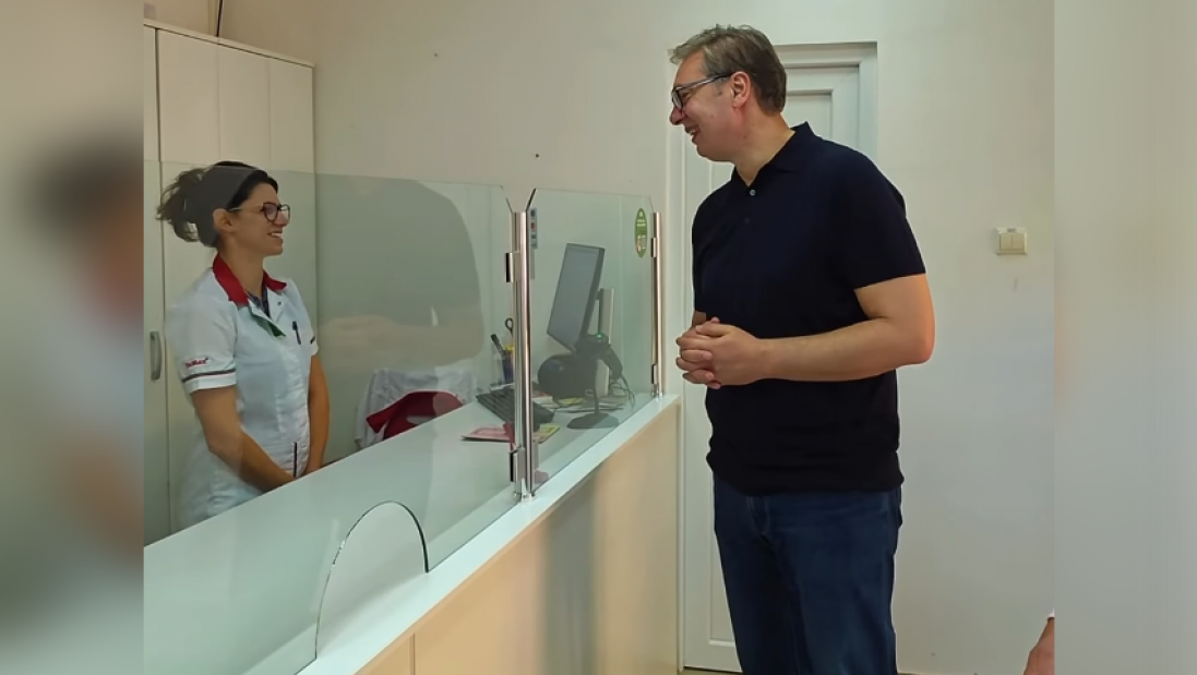 Vučić obišao apoteku u Kalni: Proveravao primenu novih, nižih cena lekova