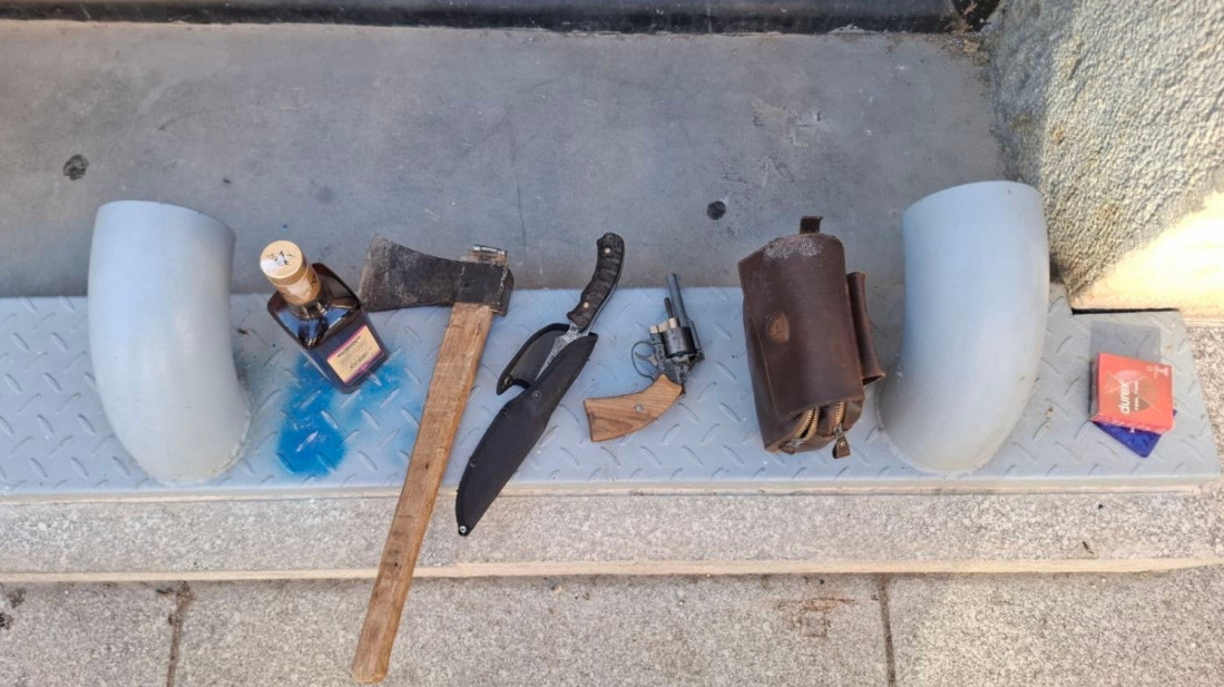 Mladiću (19) u Kragujevcu policija oduzela sekiru, nož i pištolj