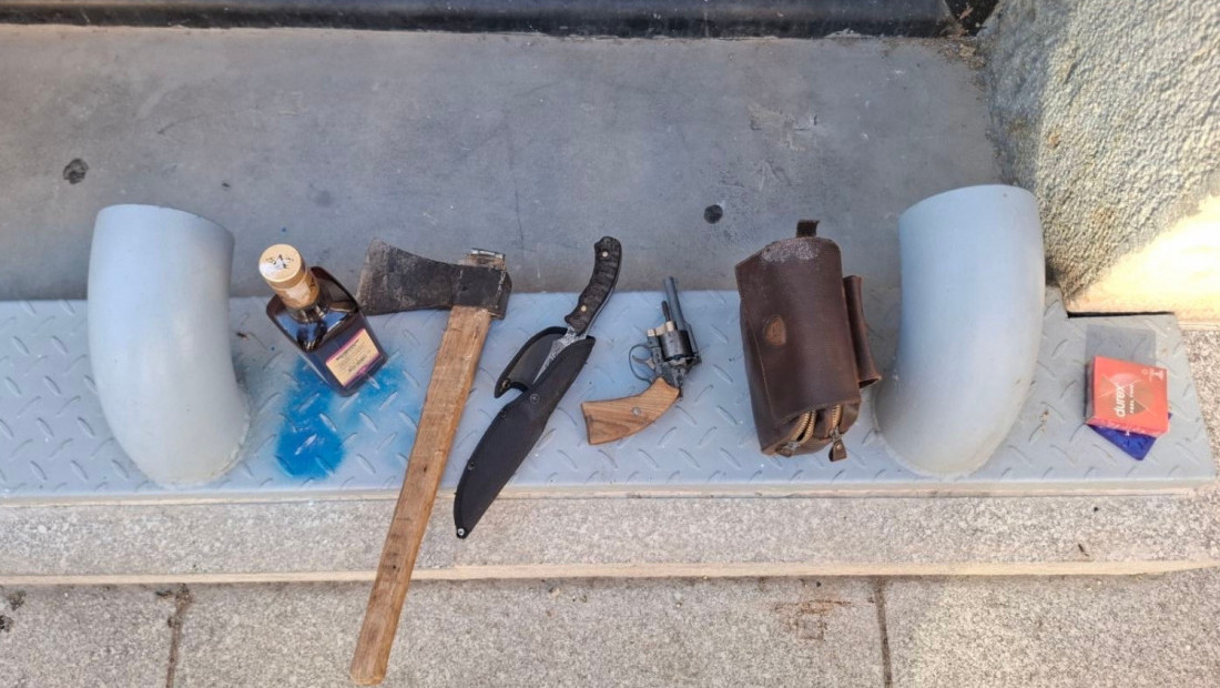 Mladiću (19) u Kragujevcu policija oduzela sekiru, nož i pištolj