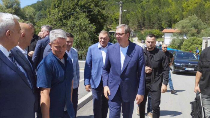 Vučić: Sramota je da se loše govori o našim vladikama i patrijarhu