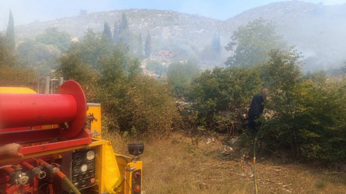 Deo požara u trebinjskim selima približio se putu, vatrogasci na terenu