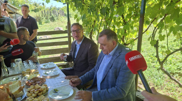 Predsednik Vučić posetio selo Vodice kod Šipova: Posetio porodicu Darka Ilića, koji ima petoro dece i jedno unuče