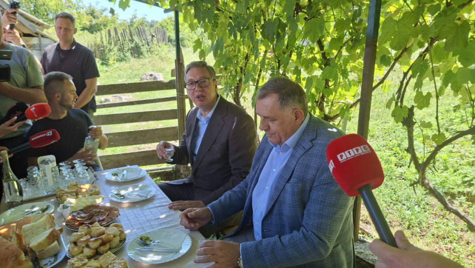 Predsednik Vučić posetio selo Vodice kod Šipova: Posetio porodicu Darka Ilića, koji ima petoro dece i jedno unuče