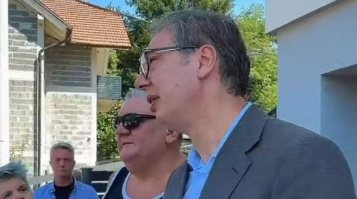 Vučić obišao porodičnu kuću u Čipuljiću: Prisetio sam se detinjstva (VIDEO)