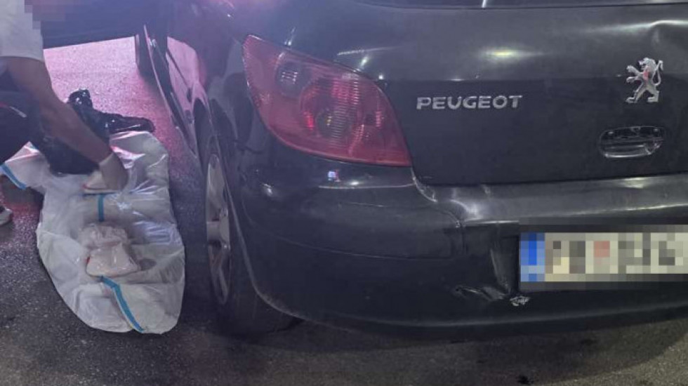 "Pao" diler u Užicu: Policija mu u "pežou" našla više od šest kila "spida" i kokaina (FOTO)