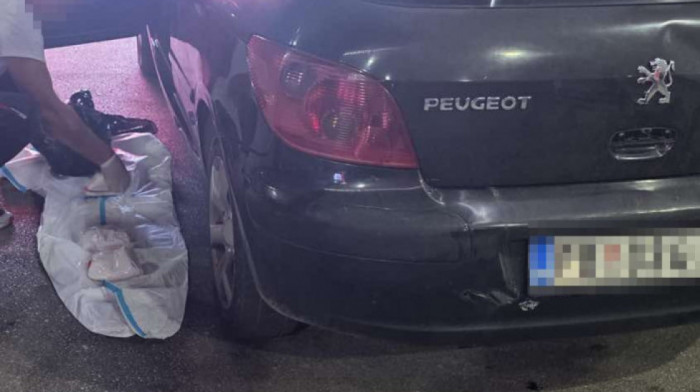 "Pao" diler u Užicu: Policija mu u "pežou" našla više od šest kila "spida" i kokaina (FOTO)
