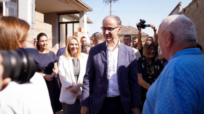 Macut stigao u posetu izbegličkoj porodici Vasiljević u selo Kukujevci kod Šida