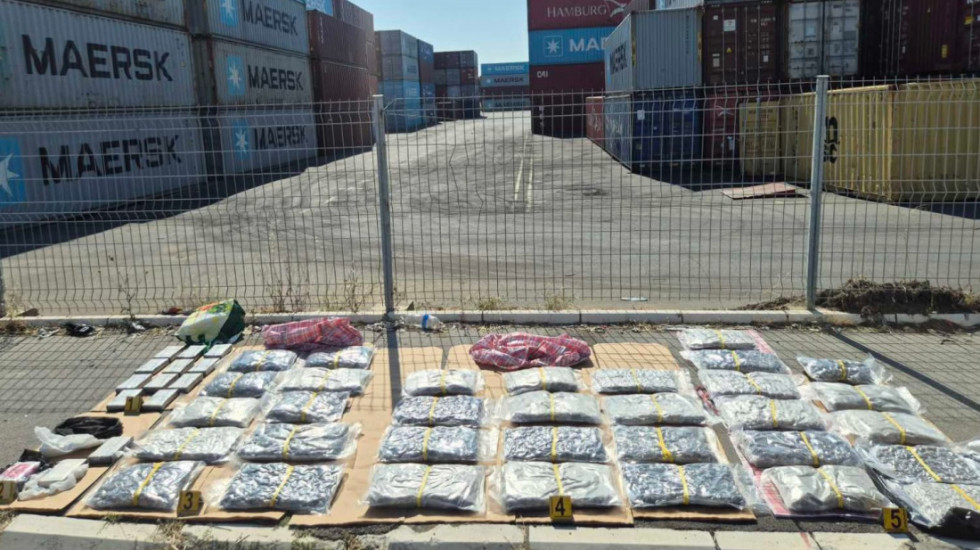 Velika zaplena kokaina i marihaune u Novom Sadu: U vozilu nađeno 85 kilograma "brendirane" droge, uhapšena trojica