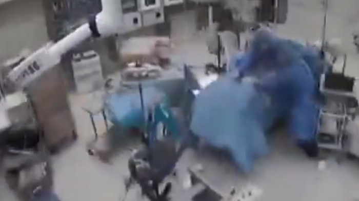 Herojstvo u senci katastrofe: Hirurzi telima branili pacijenta tokom zemljotresa od 7,1 Rihtera (VIDEO)