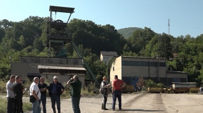 Mrak u jami, mrak i u novčaniku: Rudari četvrtu noć ne izlaze u znak protesta zbog neisplaćenih plata