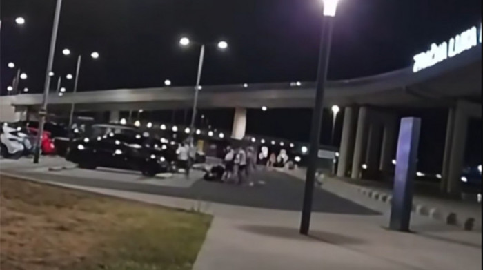 Sukob navijača Dinama i Hajduka na zagrebačkom aerodromu: Snimak tuče osvanuo na mrežama (VIDEO)