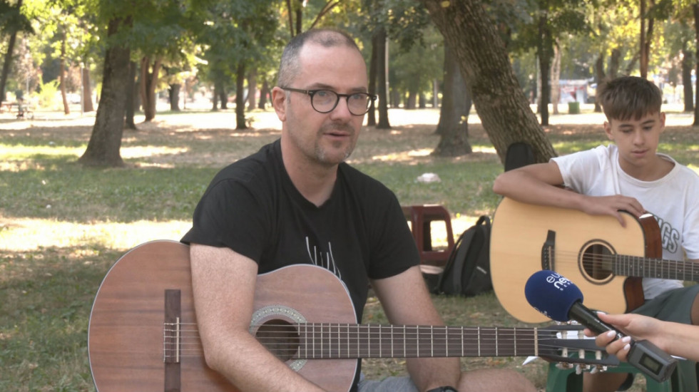 Časovi gitare u prirodi: Hobi za opuštanje koji nikada nije kasno početi