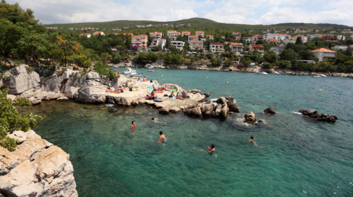 Bor se srušio na plaži u Hrvatskoj: Četvoro povređenih, među njima dvoje dece