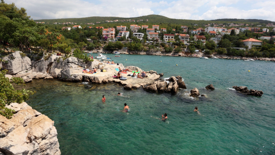 Drama na plaži u Hrvatskoj: Pao bor visok 13,5 metara, povređeno osam ljudi, među njima troje dece