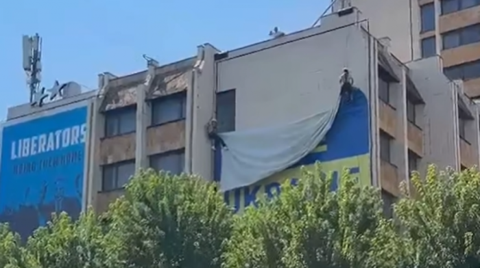 Priština uklonila zastavu Ukrajine dan nakon posete Zelenskog Beogradu i njegove izjave o tzv. Kosovu (VIDEO)