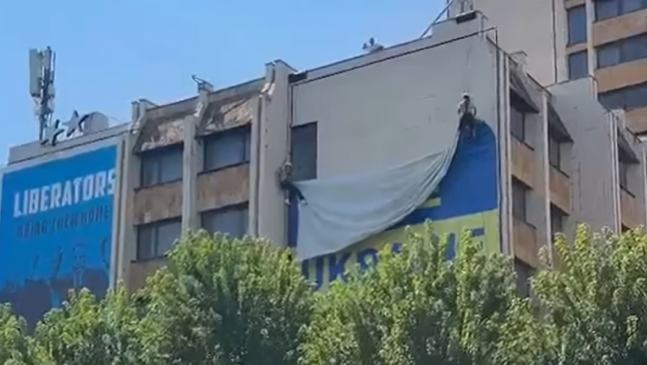 Priština uklonila zastavu Ukrajine dan nakon posete Zelenskog Beogradu i njegove izjave o tzv. Kosovu (VIDEO)