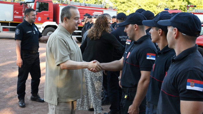 Ponos Srbije se vratio kući: Dačić dočekao vatrogasce koji su gasili požare u Francuskoj