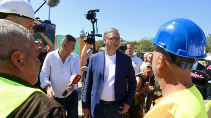 Predsednik Vučić nastavlja obilazak jugozapadne Srbije: Posetio izvođače radova na putu Ivanjica-Sjenica