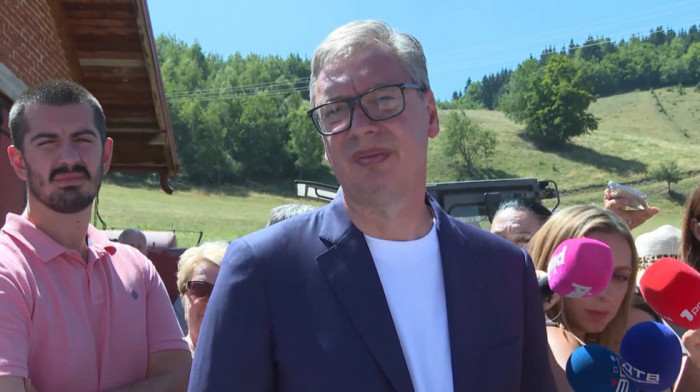 Predsednik Vučić nastavlja obilazak jugozapadne Srbije: Posetio gazdinstvo Arsović i razgovarao sa meštanima Kušića