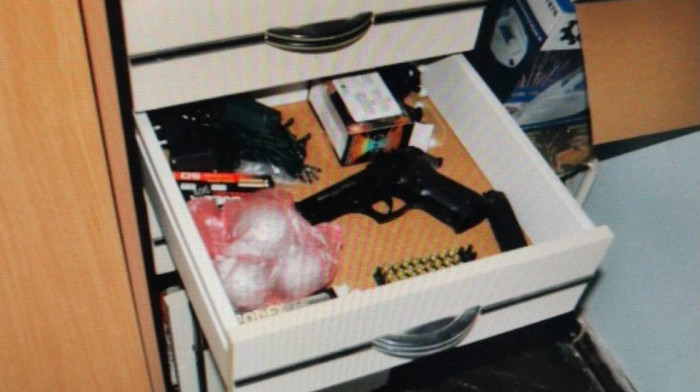 Akcija policije na Čukarici: Uhapšen muškarac, u stanu mu nađen arsenal oružja (FOTO)